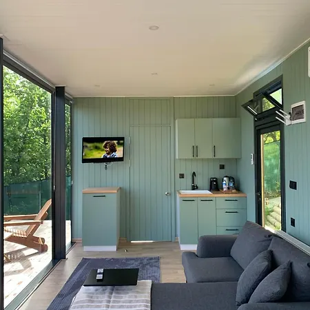 Otel Perspective Mirror House