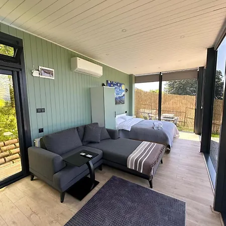Otel Perspective Mirror House